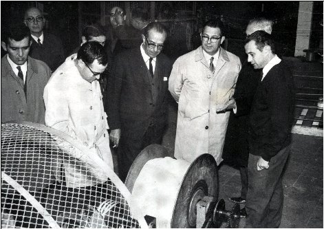 Francisco Montas mostrando una mquina al gobernador civil y al alcalde