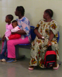 Pacientes esperando en un centro de salud
